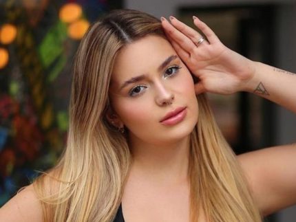 Viih Tube pede ajuda dos seguidores na escolha de vestido de noiva: “É muito aberto e curto?”